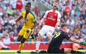 Mustafi mắc lỗi trong cả 3 bàn thua của Arsenal, bị coi là hậu vệ vô dụng nhất lịch sử