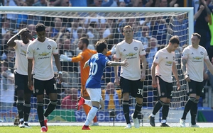 Gary Neville tuôn 800 từ mắng MU, chửi cầu thủ Quỷ đỏ như ‘cỏ dại Nhật Bản’