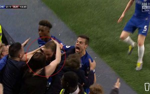 Higuain gây sốt khi vùi đầu vào ngực nữ CĐV Chelsea ăn mừng