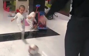 Con trai 1 tuổi của Ronaldo trổ tài sút bóng