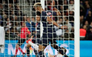 Tiền đạo PSG gây sốc khi dứt điểm như... phá bóng, ngăn đồng đội ghi bàn