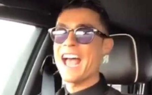 VIDEO: Ronaldo trổ tài hát nhép khiến fan thích thú