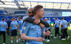 De Bruyne mắng Guardiola là ‘HLV chết tiệt’ ngay trong ngày ăn mừng vô địch