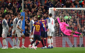 CĐV phát cuồng, Lineker và Ferdinand ôm nhau nhảy múa mừng 'siêu phẩm' sút phạt của Messi