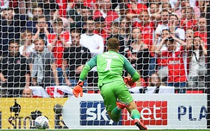 Pha đốt lưới nhà của hậu vệ khiến thủ môn giật mình, bất lực chạy theo bóng