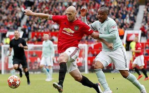 Jaap Stam gây sốt với cú xoạc bóng đỉnh cao trước Bayern Munich