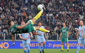 Ronaldo tái hiện pha 'xe đạp chổng ngược' khiến huyền thoại Juventus phải ‘đứng hình’