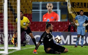 Chết cười với cú panenka thảm họa khiến cầu thủ bị đuổi việc