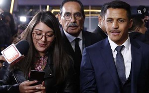 Alexis Sanchez đưa chó lên thảm đỏ ra mắt phim đầu tay, bị chỉ trích ‘thiếu tôn trọng’ MU
