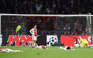 Xót xa khoảnh khắc cầu thủ Ajax nằm sân lặng đau sau bàn quyết định của Moura