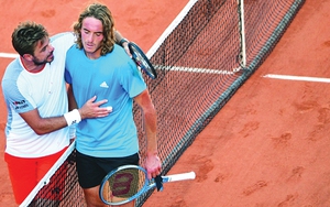 Roland Garros: Tsitsipas phải bật khóc sau cuộc đua marathon 5 tiếng đồng hồ với Wawrinka