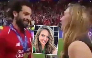 Mohamed Salah ngả người né tránh vì sợ nữ phóng viên xinh đẹp hôn