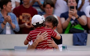 Pháp mở rộng: Xúc động khoảnh khắc con trai chạy vào sân an ủi bố thua cuộc