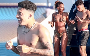 Bóng hồng nóng bỏng du lịch Hè cùng Jadon Sancho