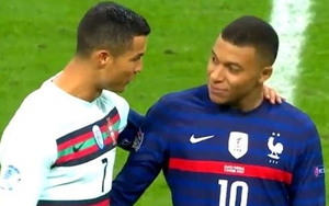 CĐV phát sốt vì khoảnh khắc thân mật đáng yêu giữa Ronaldo và Mbappe