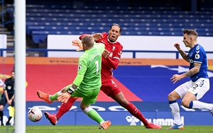 Trọng tài Premier League: Pickford ‘chặt giò’ Van Dijk như Keane đạp gãy chân Haaland