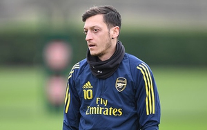 CĐV Arsenal phản ứng ra sao trước tâm thư của Mesut Oezil?