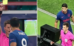 Luis Suarez lĩnh thẻ vàng vì... xem trộm VAR