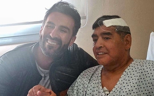 Maradona ngã dập đầu, bị bỏ mặc trước khi chết