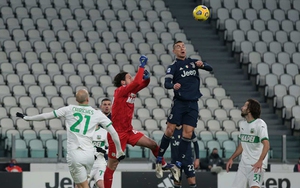 Ronaldo bật cao hơn cả thủ môn, đối thủ tròn mắt kinh ngạc