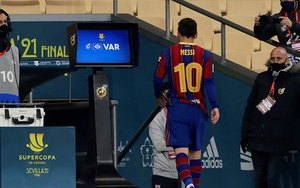 Messi bị đuổi vì đánh người thô bạo, nhận thẻ đỏ đầu tiên ở Barcelona