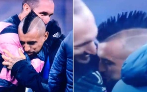 Vidal hôn logo Juventus, fan Inter Milan phẫn nộ