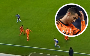 Ronaldo gây sốt khi khi rê bóng rồi đâm sầm vào đồng đội
