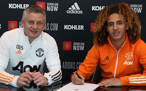 Tin bóng đá MU 16/3: MU ký hợp đồng với cầu thủ từng tập ở Việt Nam. Van de Beek rời MU