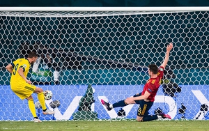 Pha bỏ lỡ khó tin của EURO 2021: Khung thành trống, khoảng cách 3 mét, sút ra ngoài