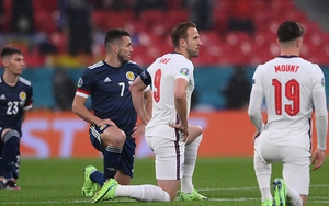 Trận Anh vs Scotland khởi đầu xấu xí ngay từ khi bóng chưa lăn