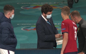 Sao tuyển Anh bất ngờ khi được yêu cầu đeo khẩu trang chỉ vì bắt tay đồng đội