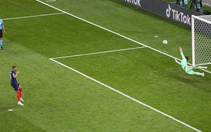 Cựu danh thủ Gary Neville tuyên bố đã biết Mbappe sẽ đá hỏng 11m