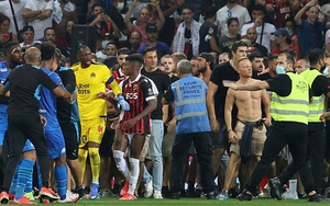 CĐV đánh nhau to với cầu thủ, trận Nice vs Marseille bị hoãn