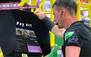 Người hâm mộ Việt Nam tranh cãi vì quyết định của trọng tài