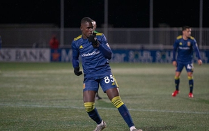 Cậu bé 13 tuổi trở thành cầu thủ chuyên nghiệp trẻ nhất lịch sử bóng đá Mỹ