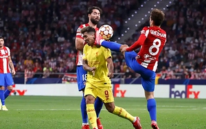 Griezmann bị đuổi vì tung chân đạp thẳng mặt Firmino sau khi lập cú đúp