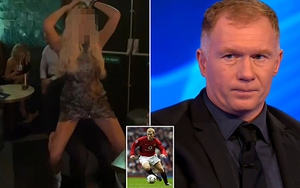 Paul Scholes vui vẻ với gái lạ trong quán bar