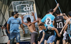 CĐV nổi điên, tràn xuống sân đập phá hệ thống VAR