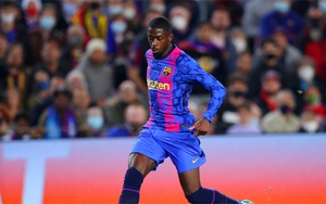 Dembele bị CĐV Barca la ó ở từng nhịp chạm bóng trong trận hòa Napoli