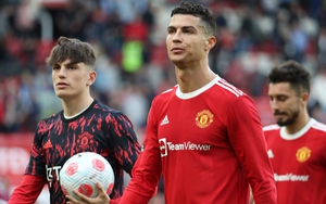 Tin MU 17/4 : Ronaldo tặng kỷ vật hat-trick cho đồng đội 17 tuổi. Pogba khiêu khích CĐV MU