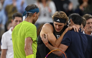 Zverev bỏ cuộc bằng xe lăn, Nadal vào chung kết Roland Garros