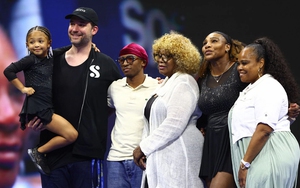 Serena đi giày nạm kim cương, con gái mặc đồng điệu ở US Open 2022