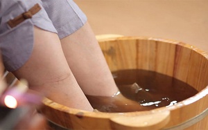 Người phụ nữ tử vong sau khi ngâm chân nước nóng: Bác sỹ chỉ ra 6 người nên tránh xa chẳng rước hoạ vào thân