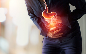 Người đàn ông bị đau bụng âm ỉ kèm táo bón, đi khám bất ngờ phát hiện ung thư đường tiêu hóa