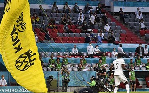 Người nhảy dù rơi xuống sân làm náo loạn trận Pháp vs Đức