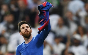 Khoảnh khắc Messi ngạo nghễ giơ áo ăn mừng bàn thắng thứ 500 cho Barcelona