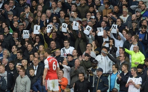 Fan Tottenham thảm thiết kêu gào Wenger... ở lại Arsenal