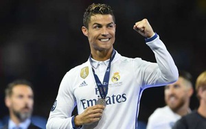 Ronaldo hát vang 'Cristiano, Quả bóng Vàng' trong lễ ăn mừng tại Bernabeu