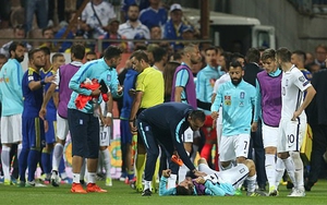SỐC!!! HLV Bosnia lên gối, đấm gãy răng cầu thủ Hy Lạp tại VL World Cup 2018