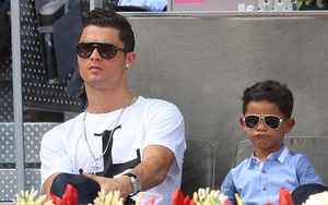 Cristiano Ronaldo gây sốc khi chào đón cặp song sinh nhờ đẻ thuê